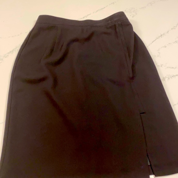 Basic black skirt - Picture 1 of 3